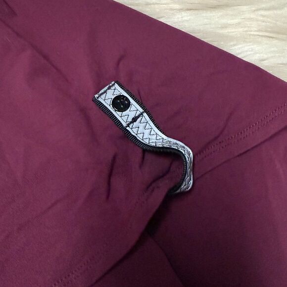 Lululemon Vinyasa Scarf in Maroon - Picture 5 of 6